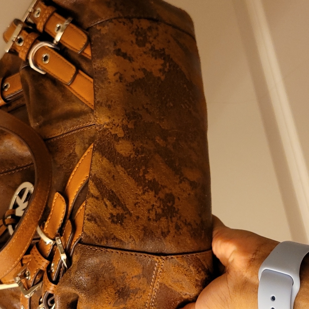 Authentic. Vintage. MICHAEL Michael Kors Brown Distressed Leather Bag - Picture 5 of 14